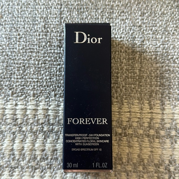 Dior Forever Foundation. 5W - Picture 1 of 5